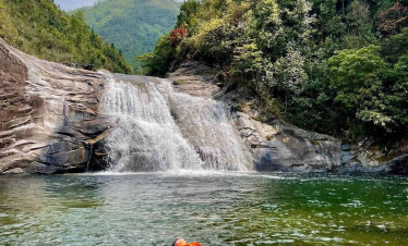 Waterfall-trekking-vietnam-viettrendtour.