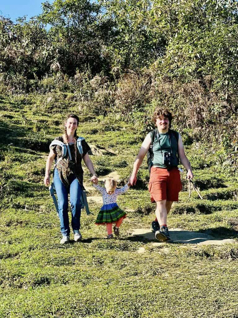 Hiking-sapa-family-trip-viettrendtour.