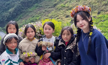 Hanoi village cultural experience with local women in traditional attire.