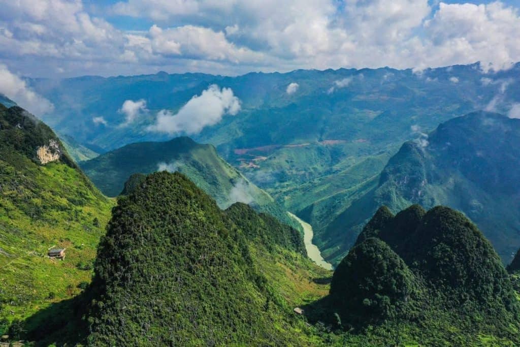 Halong-bay-sundeck-vi-01.