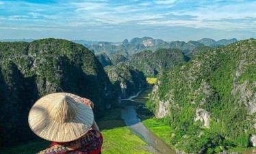 Ha Long Bay Scenic View - Tranquil Nature Experience.