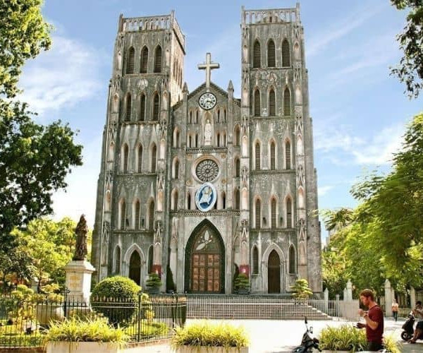 Cathedral-saigon-NotreDame-ViettrendTour.