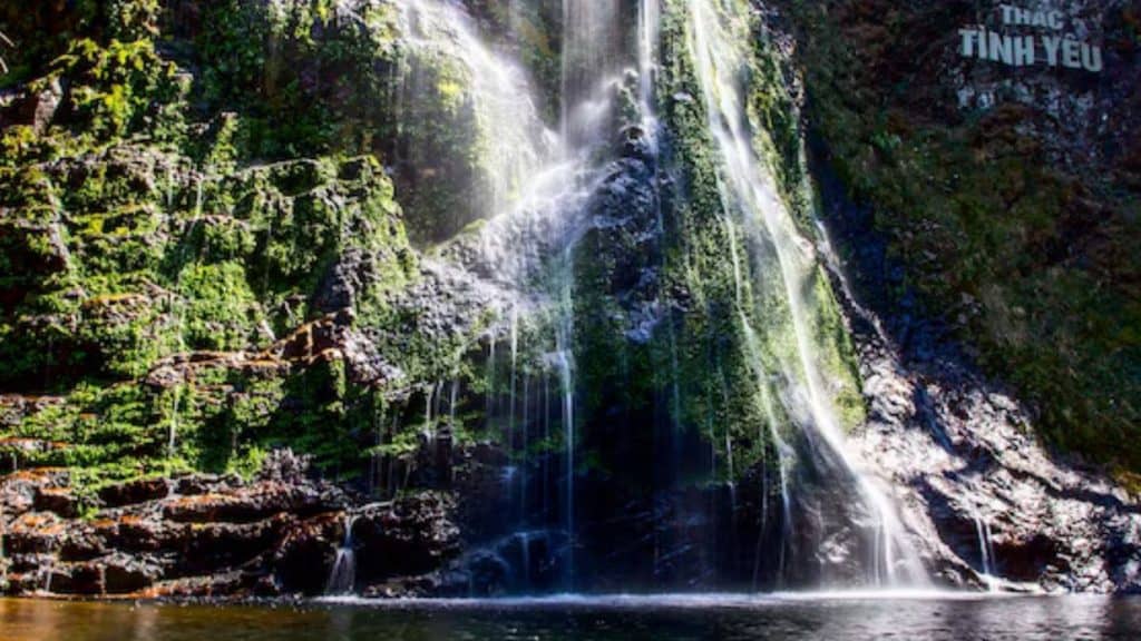 Waterfall-tinh-yeu-park-viettrendtour-sapa.