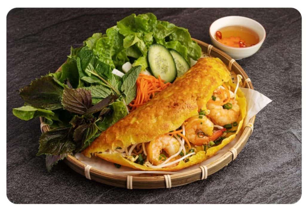 Vietnamese spring roll with fresh vegetables and shrimp.