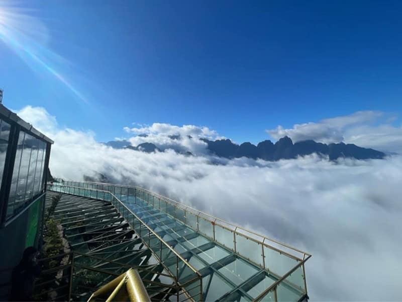 Spectacular view of Sapa mountain and clouds from the glass walkway.