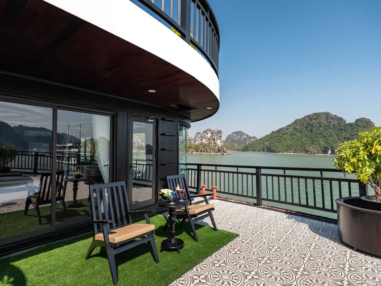 28 Private Balcony