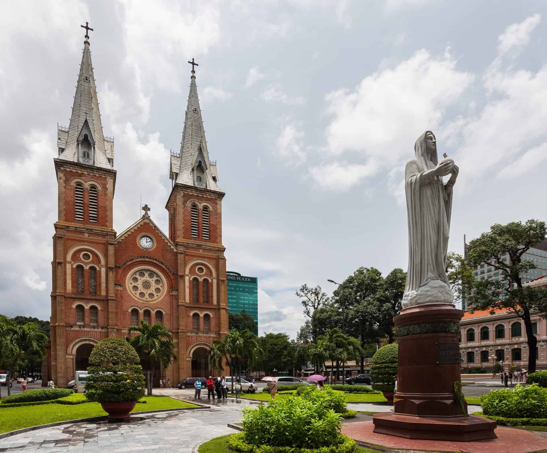 Basílica_de_Nuestra_Señora,_Ciudad_Ho_Chi_Minh,_Vietnam,_2013-08-14,_DD_03
