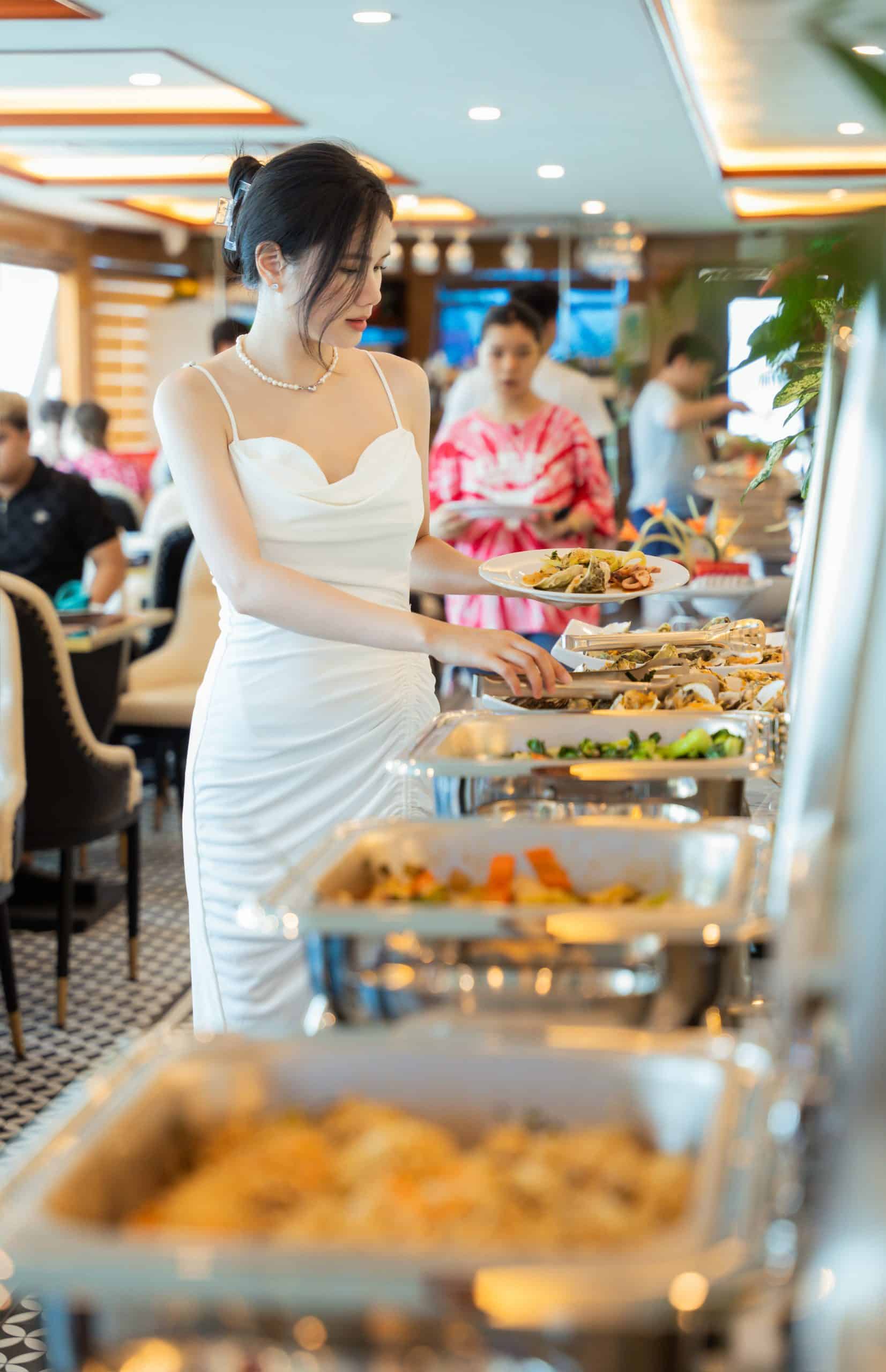 Heritage-cruise-halong-bay-luxury-dining-viettrendtour.