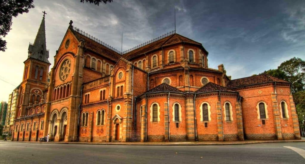 Ho-chi-minh-city-catholic-church-architecture-viettrendtour.