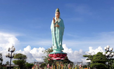 Linh Ung Pagoda's majestic Buddha statue offers a serene spiritual experience amidst lush greenery.