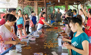 Mekong Delta market experience with local vendors and vibrant scenery.