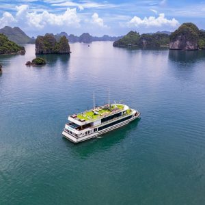 cruise-bay-scenic-heritage-cruise-halong-bay-viettrendtour