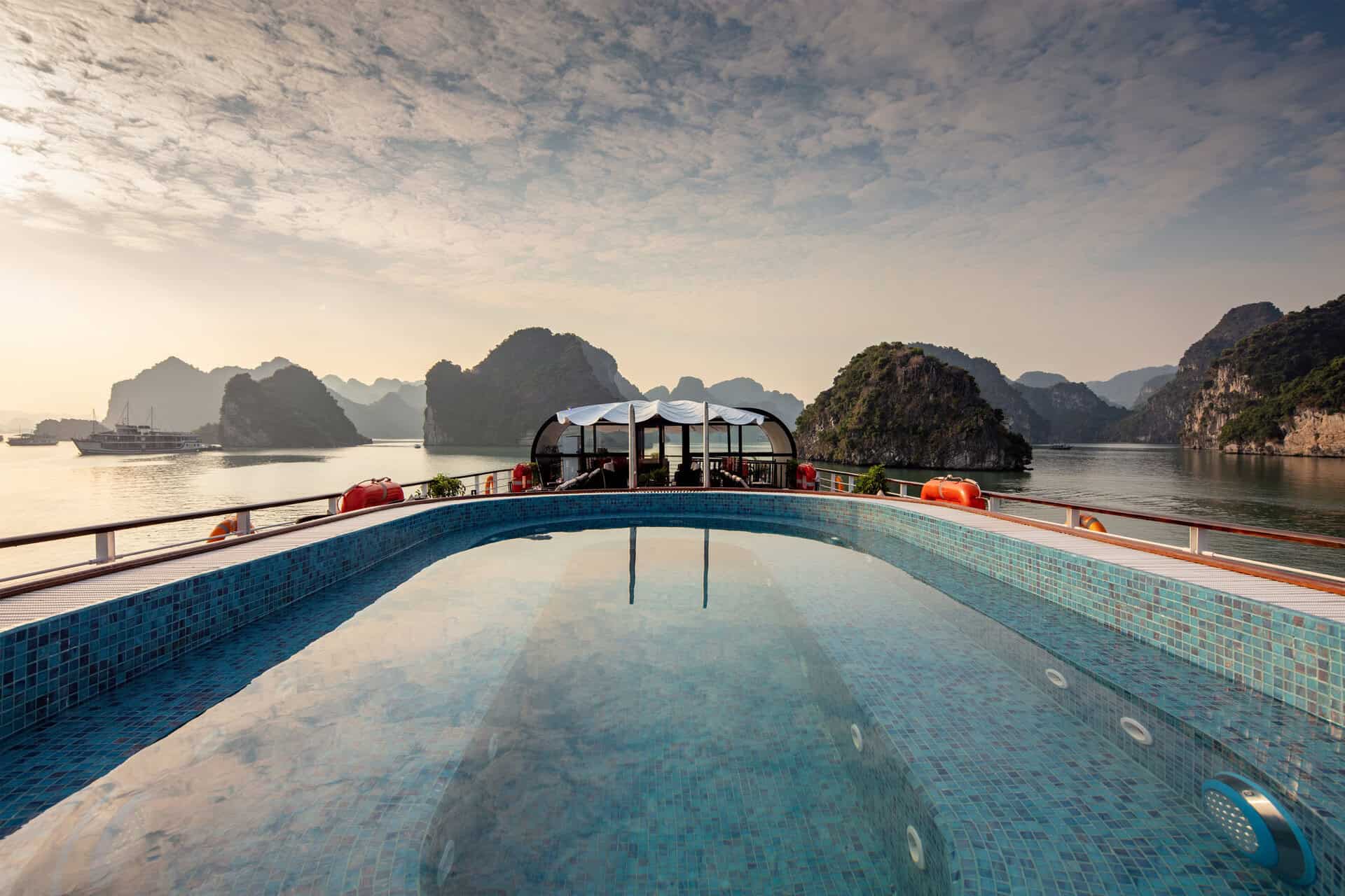 orchid-premium-sundeck-jacuzzi-3