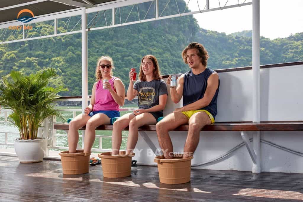 Cozy-bay-cruise-relaxation-viettrendtour.