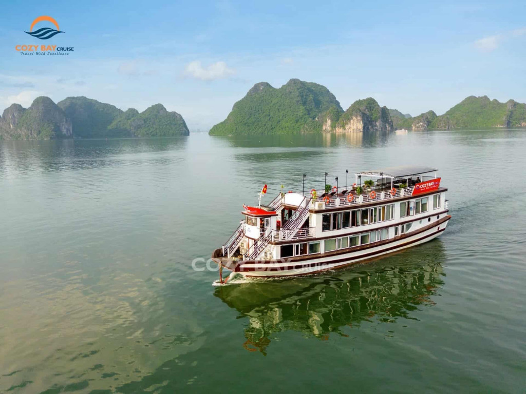 Cozy-bay-cruise-halong-bay-viettrendtour.
