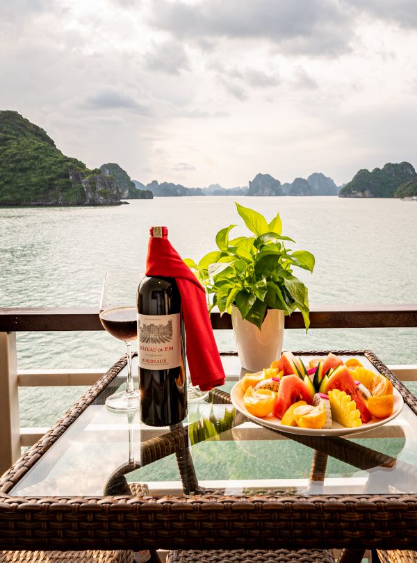 Lakeside dining experience with scenic views of Vietnam's stunning landscape. Perfect for a relaxing.