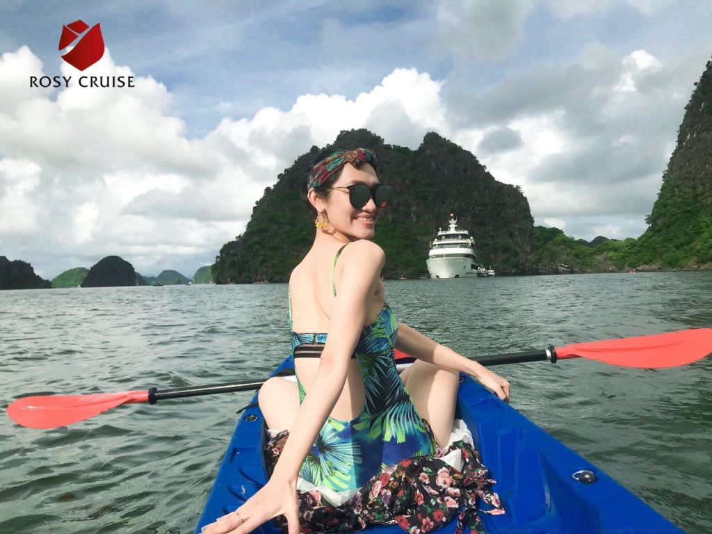 Kayaking-lan-ha-bay-rosy-cruise-viettrendtour.