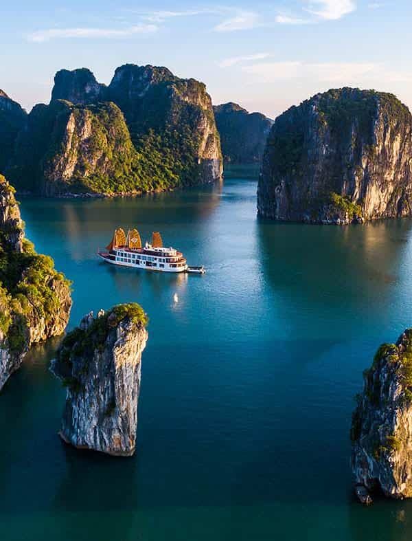 Halong-bay-scenic-cruise-halong-viettrendtour.