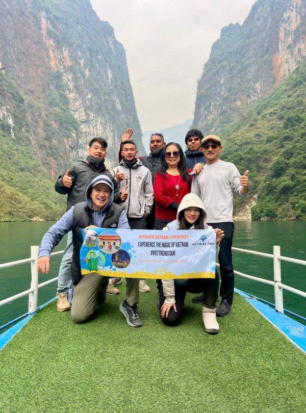 Ha Long Bay scenic cruise experience with friends.