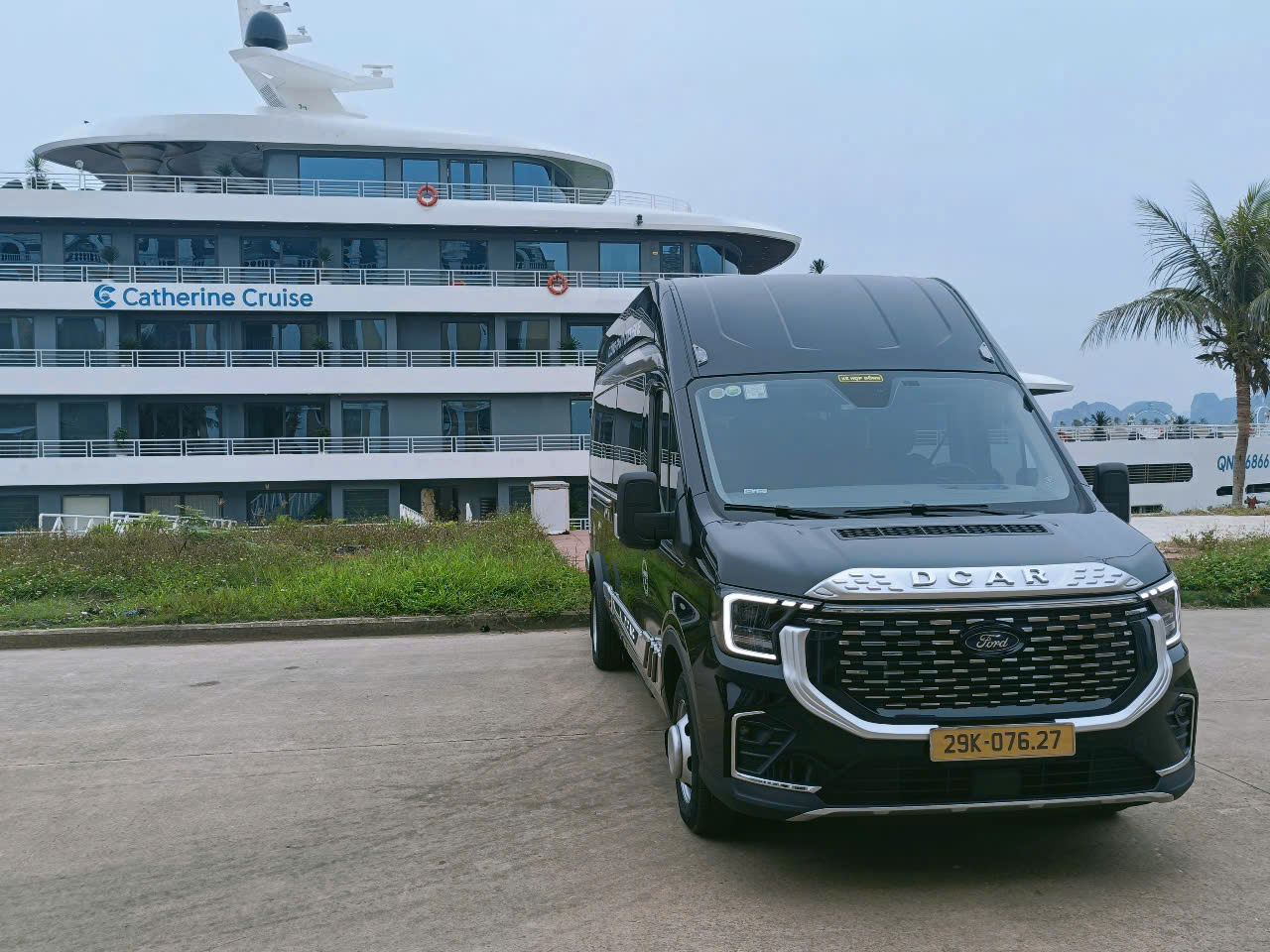 Transfer vehicle for Hanoi to Sapa journey.