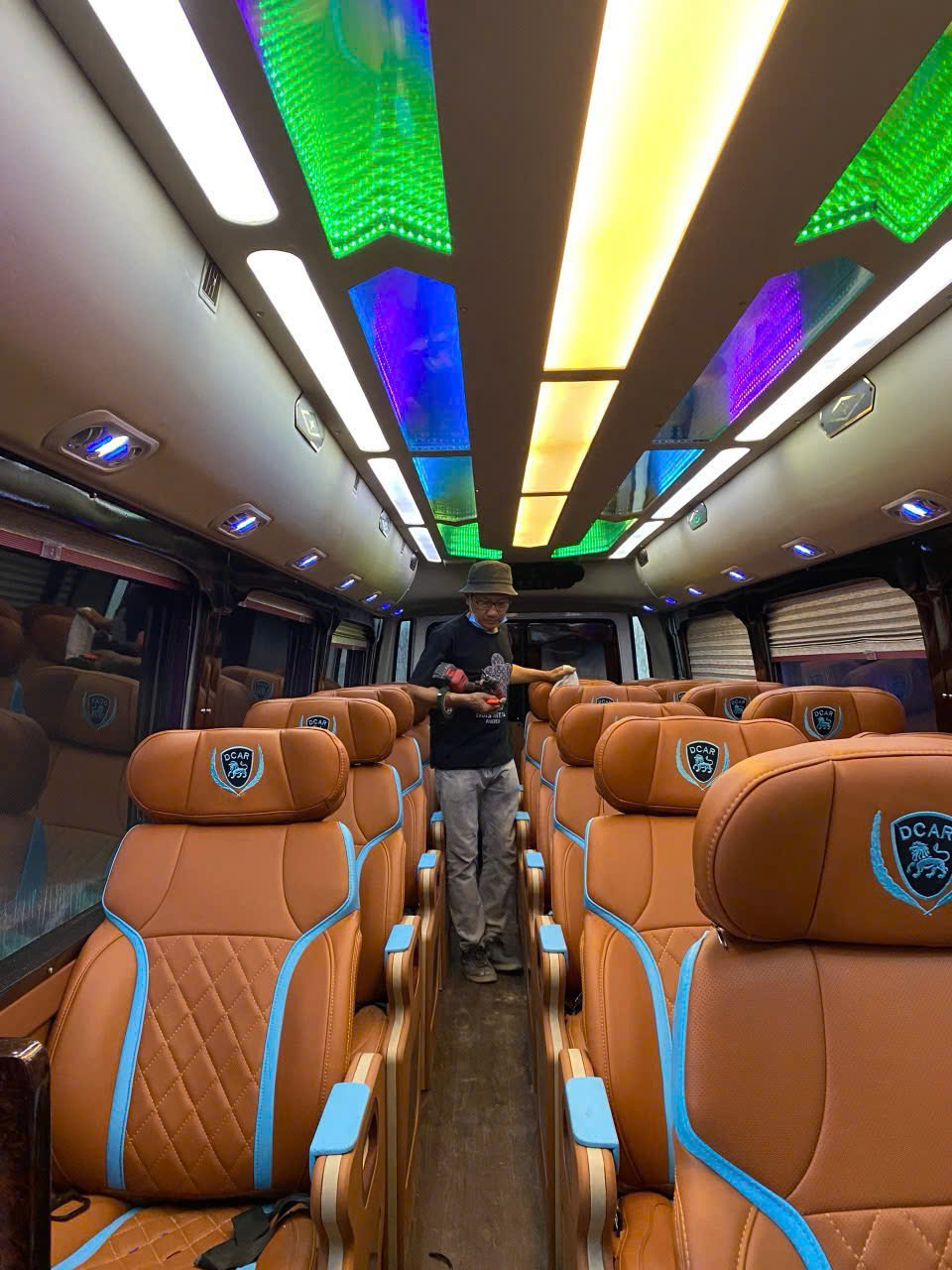 dcar-limousine-18-seat-premium-class-transfer-vietnam-viettrendtour