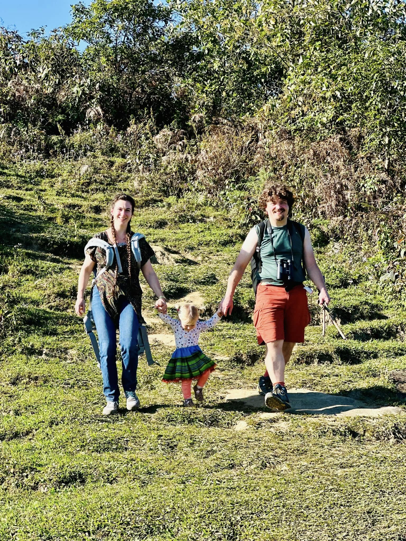 family-trekking-ta-van-village-sapa-vietnam-viettrendtour