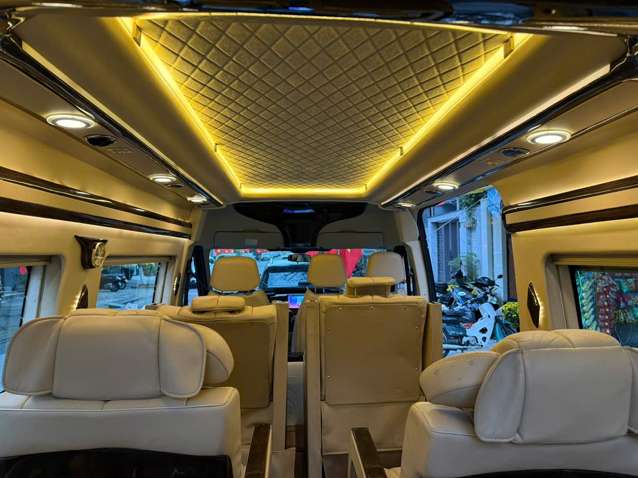 ford-limousine-9-seats-ceiling-led-luxury-van-viettrendtour