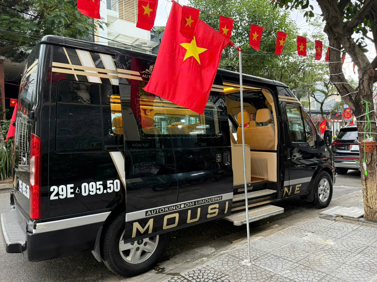 ford-limousine-9-seats-door-open-vietnam-flag-viettrendtour