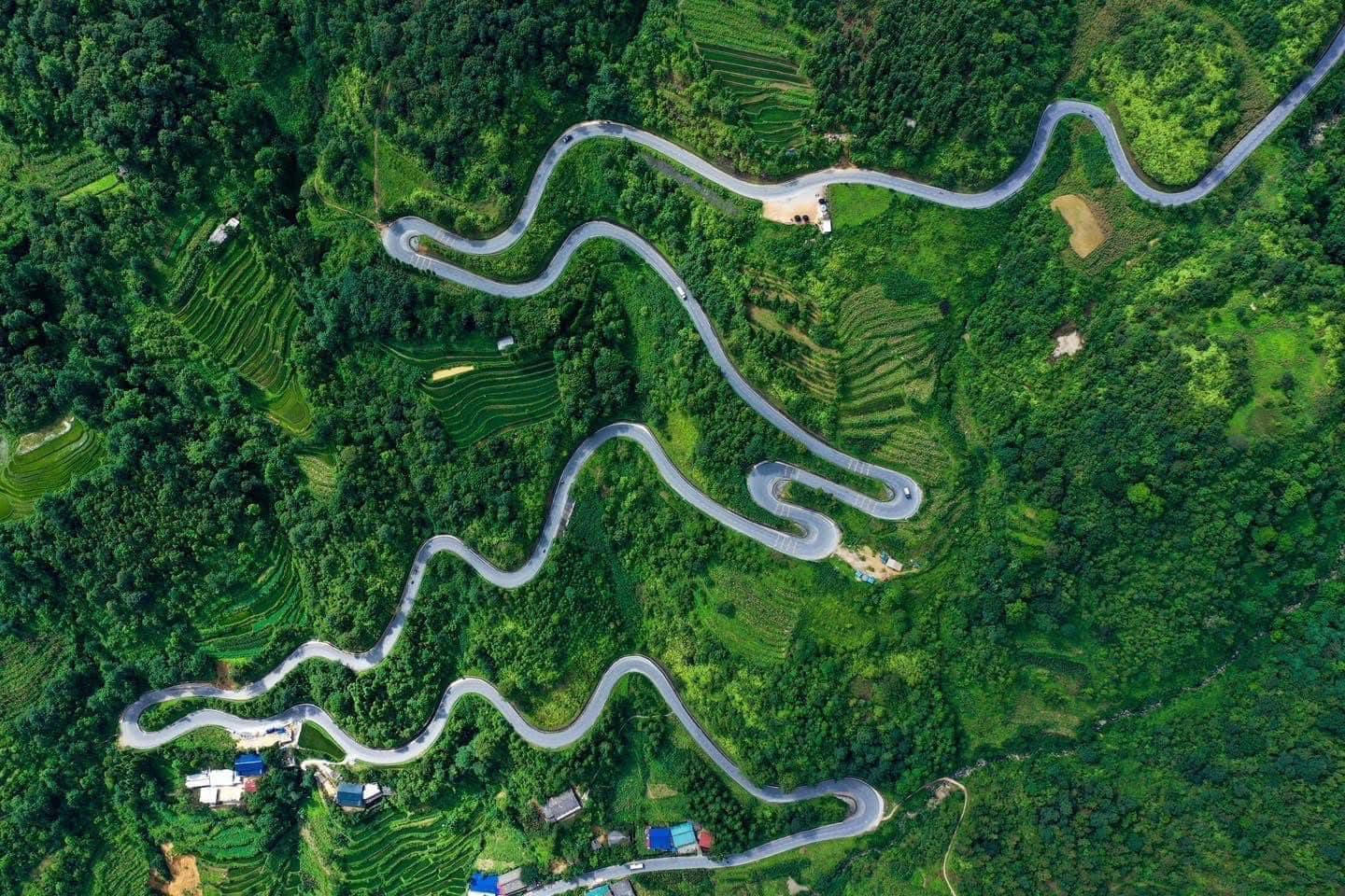ha-giang-curvy-road-aerial-view-viettrendtour