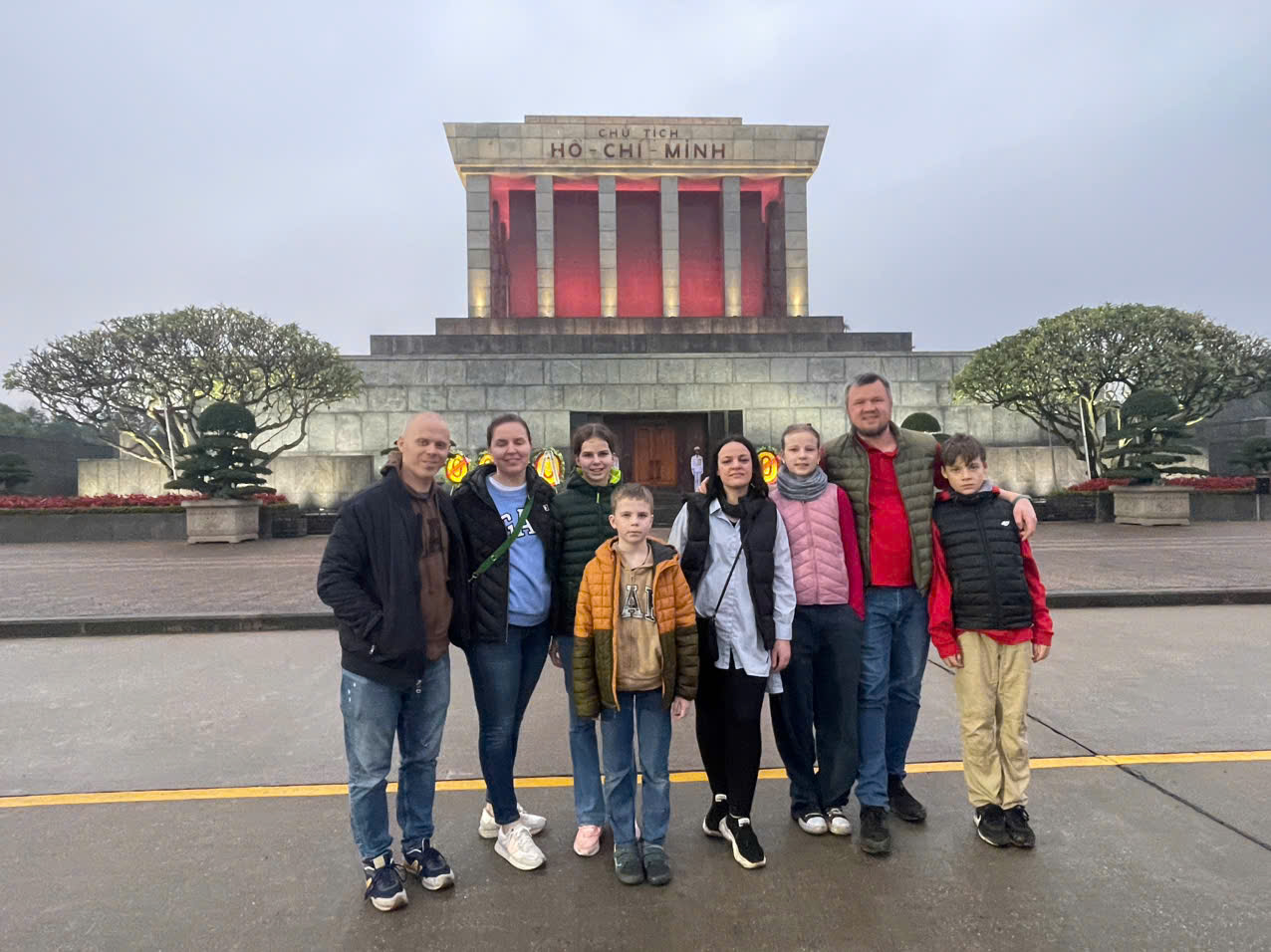 ho-chi-minh-mausoleum-group-photo-hanoi-morning-viettrendtour