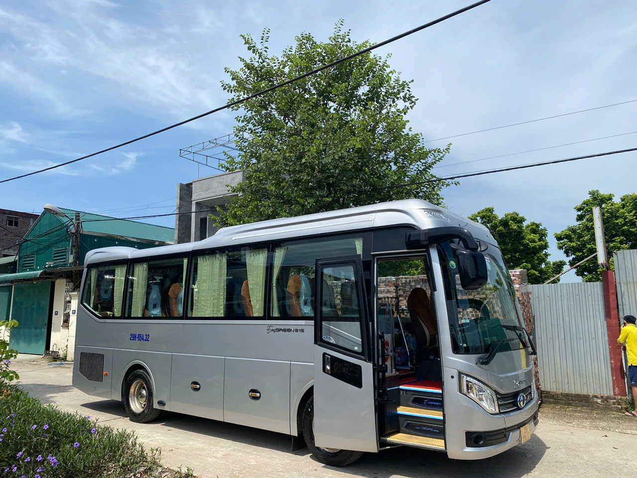 luxury-29-seat-car-door-open-roadside-viettrendtour