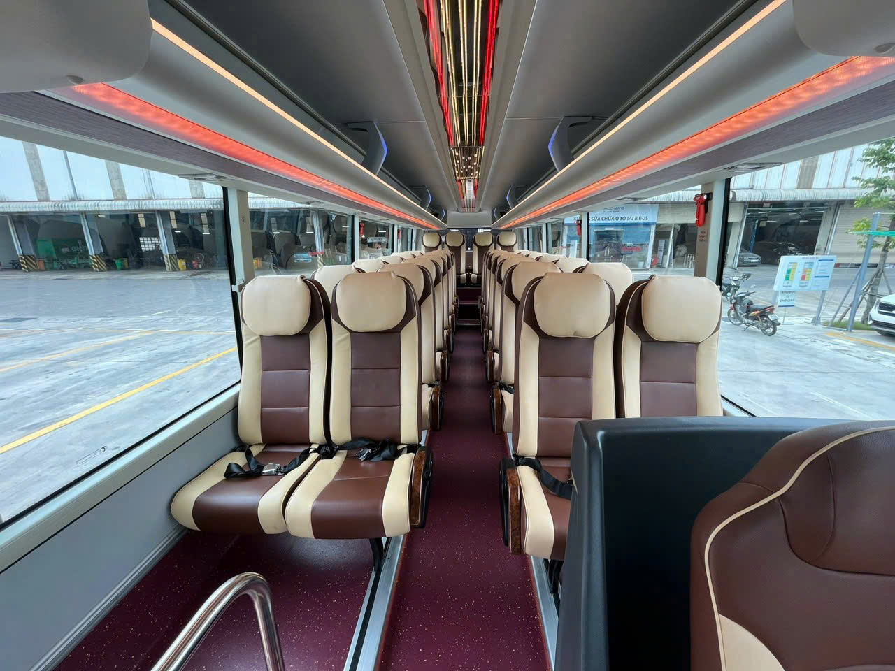 luxury-29-seat-car-wide-seats-comfort-interior-viettrendtour