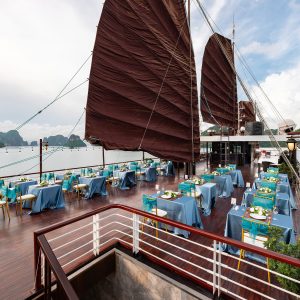 amanda-cruise-dining-deck-sails-lan-ha-viettrendtour