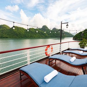 amanda-cruise-sundeck-lan-ha-bay-viettrendtour