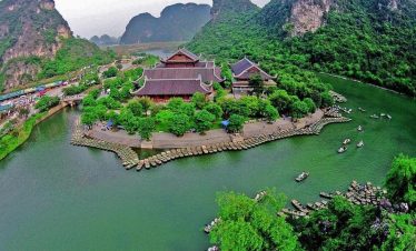 A serene Lan Ha Bay scene showcasing luxury cruise and stunning natural beauty for travelers.