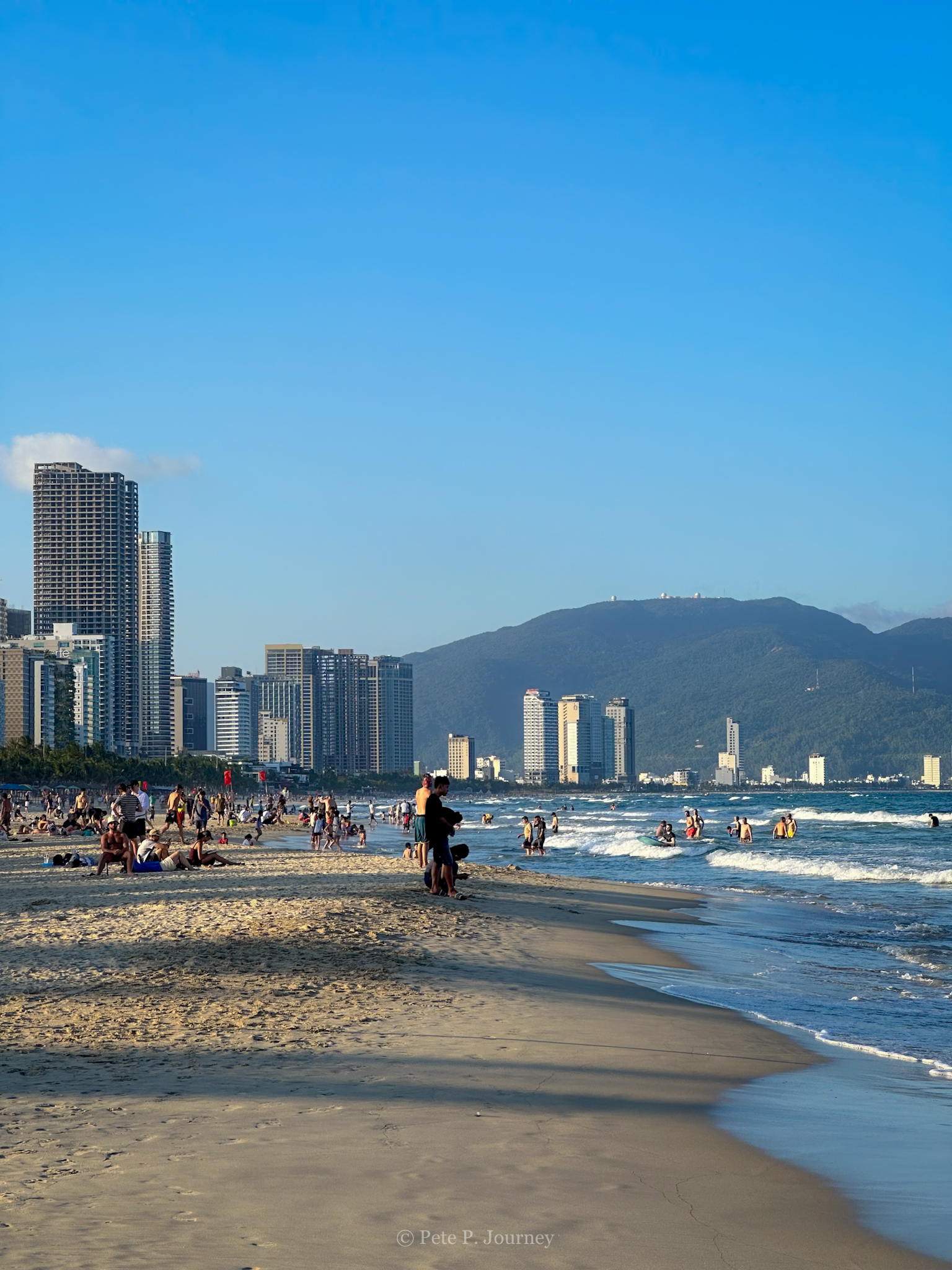 da-nang-my-khe-beach-crowded-skyline-viettrendtour