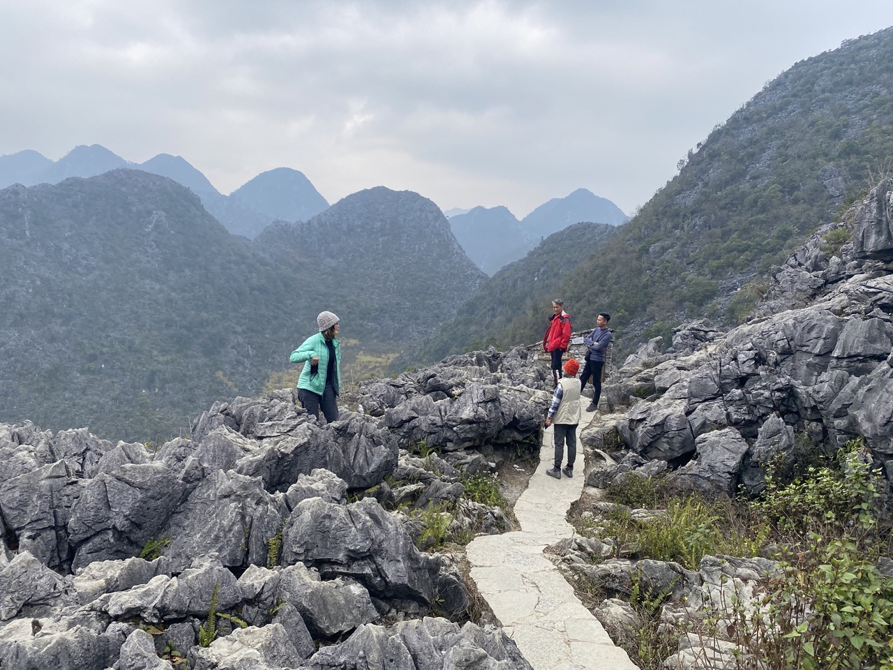 ha-giang-group-trekking-rocky-plateau-viewpoint-viettrendtour