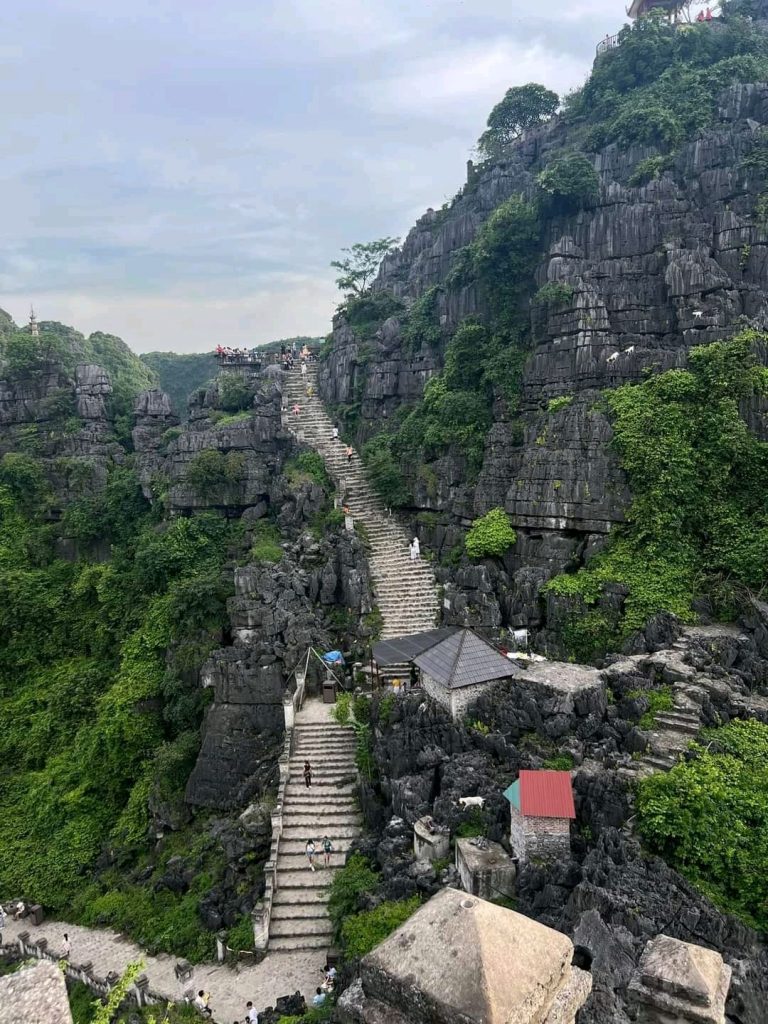Stunning mountain trail in Sapa with lush greenery and rugged terrain, perfect for trekking adventur.