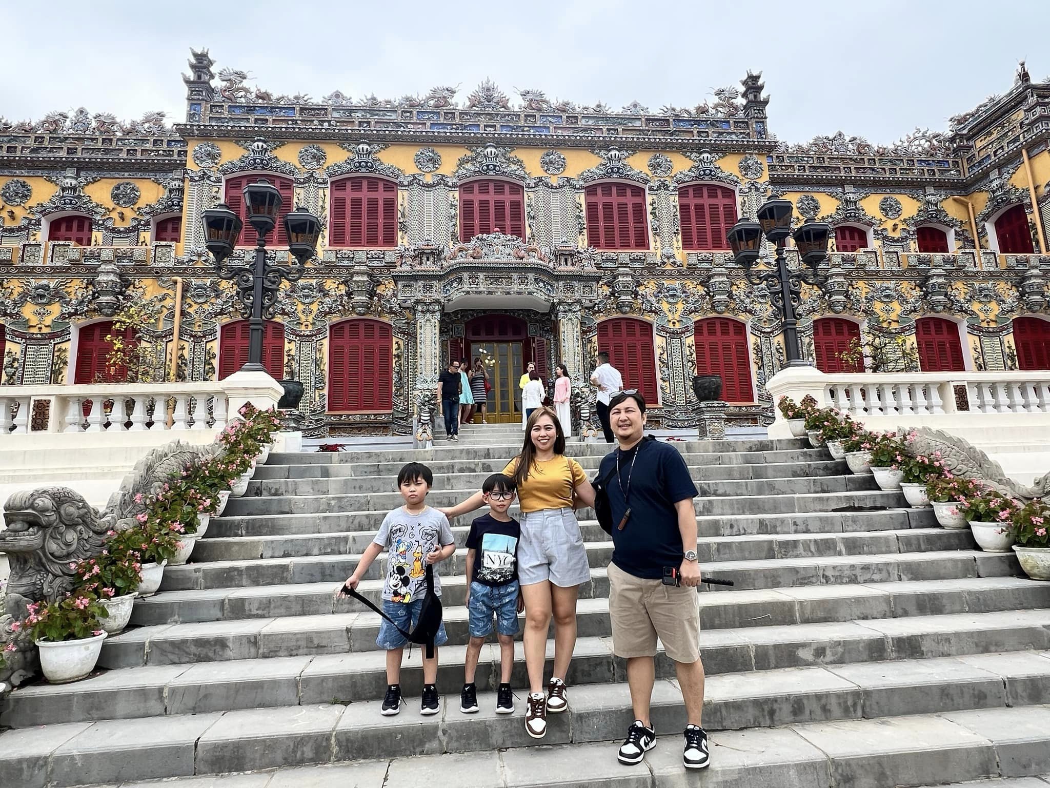 hue-an-dinh-palace-family-photo-viettrendtour