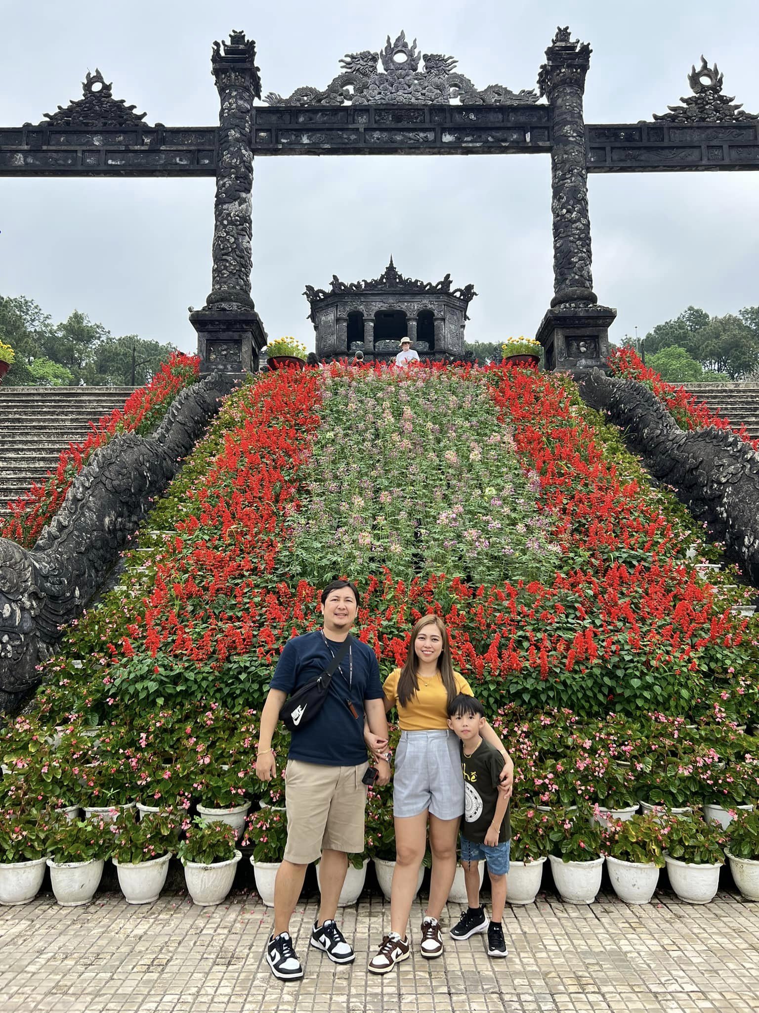 hue-khai-dinh-tomb-flower-garden-family-viettrendtour