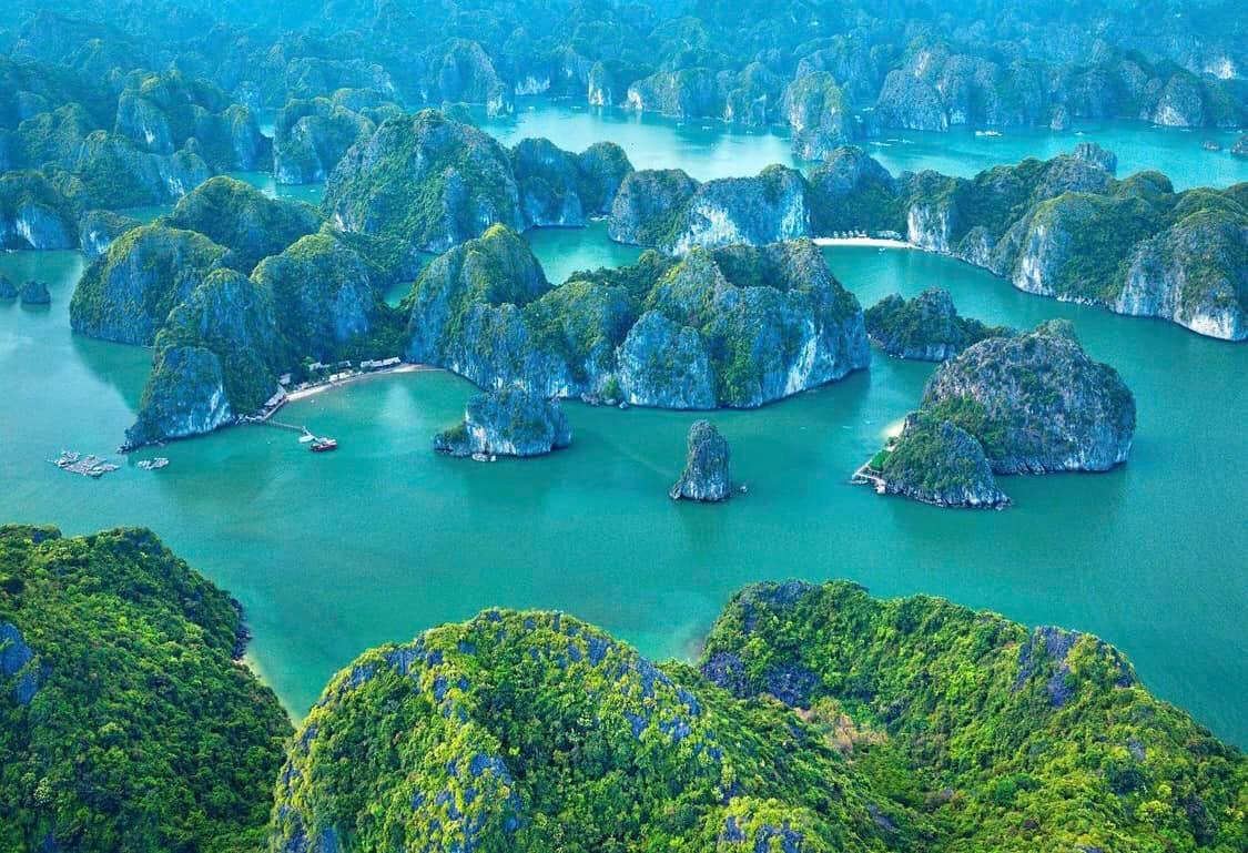 lan-ha-bay-islands-panorama-viettrendtour