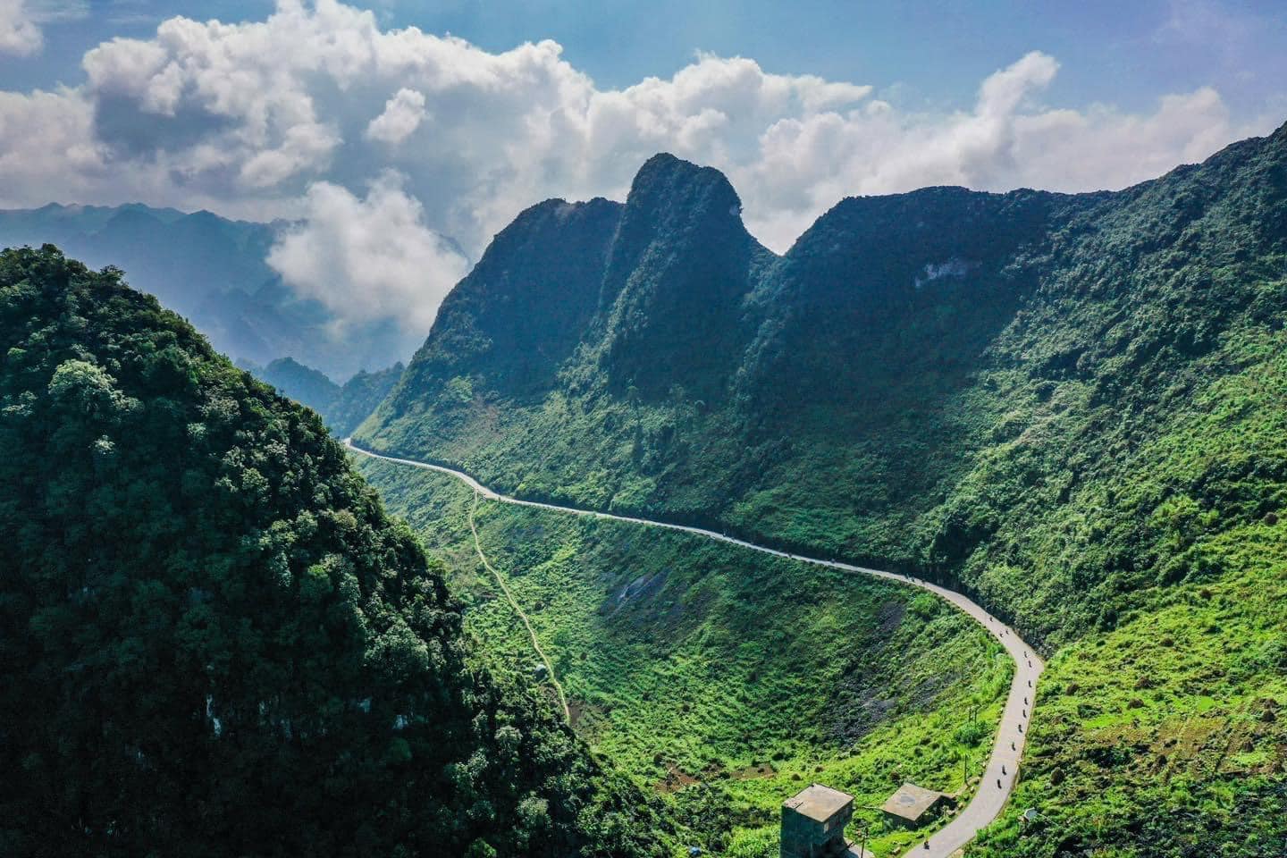 ma-pi-leng-pass-ha-giang-mountainous-adventure-road-viettrendtour