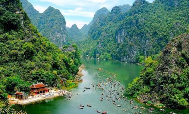 Stunning Lan Ha Bay scenery featuring emerald waters and towering limestone karsts, perfect for luxu.