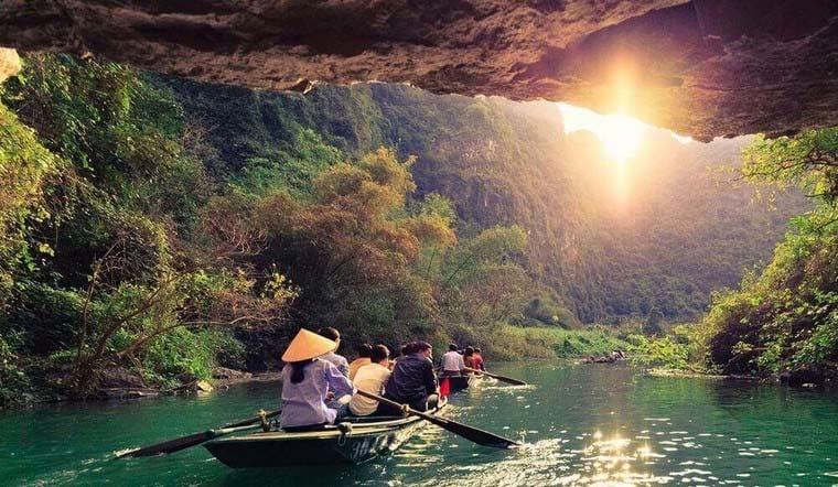 trang-an-boat-cave-entrance-ninh-binh-viettrendtour