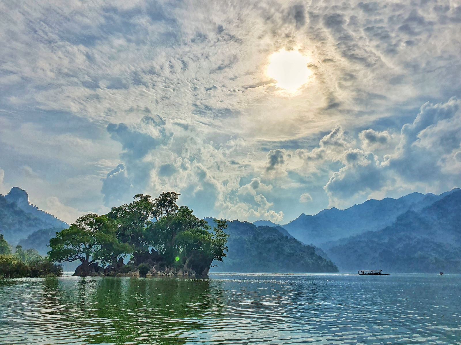 ba-be-lake-mountain-view-viettrendtour