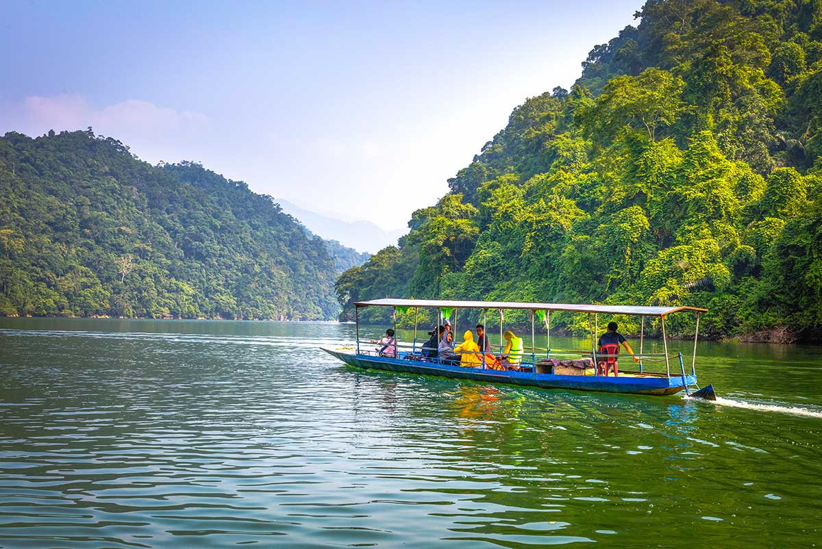 ba-be-lake-river-boat-houses-viettrendtour