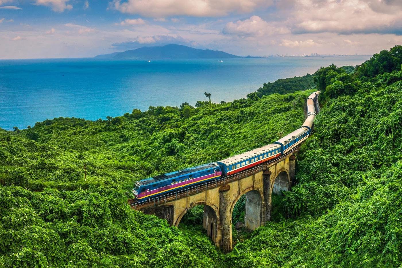 hai-van-pass-train-vietnam-railway-sea-view-viettrendtour