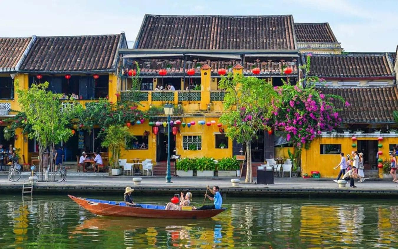hoi-an-ancient-town-boat-ride-viettrendtour