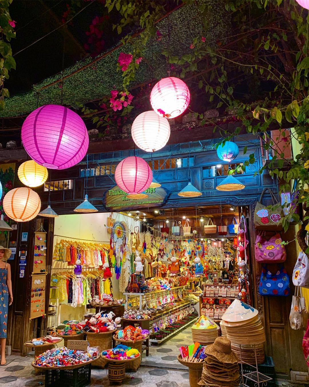 hoi-an-tour-street-sovernir-viettrendtour