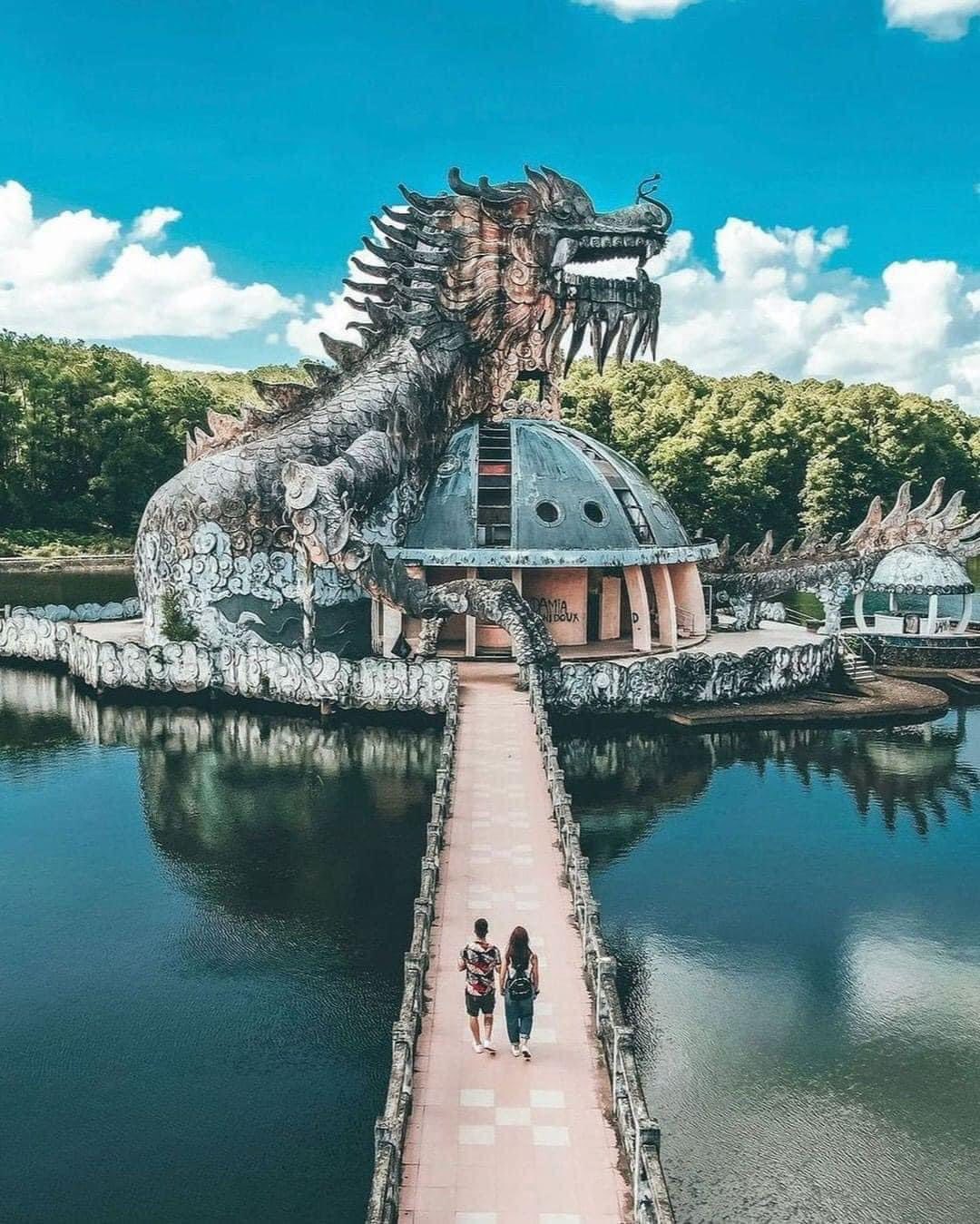 hue-abandoned-water-park-dragon-statue-couple-walk-viettrendtour